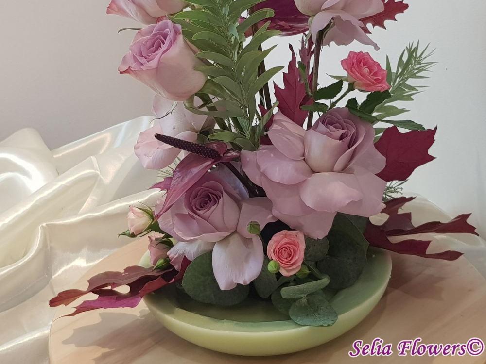 Centerpiece - design de masă realizat cu flori naturale în vas construit din ceară